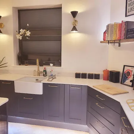 Dom wakacyjny Luxury 4 Bed Family Property In Popular Location *